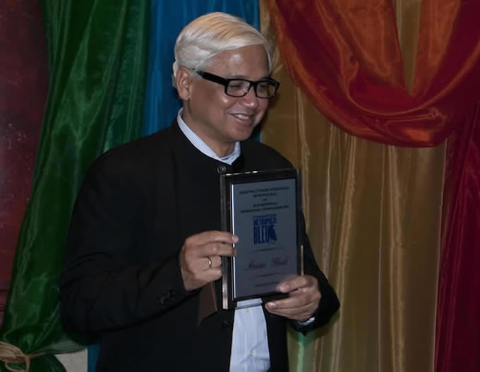 amitav ghosh receives the Blue Metropolis Award